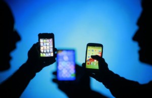 Smartphone Owners Use Their Phones to Go Online-2ndoffice